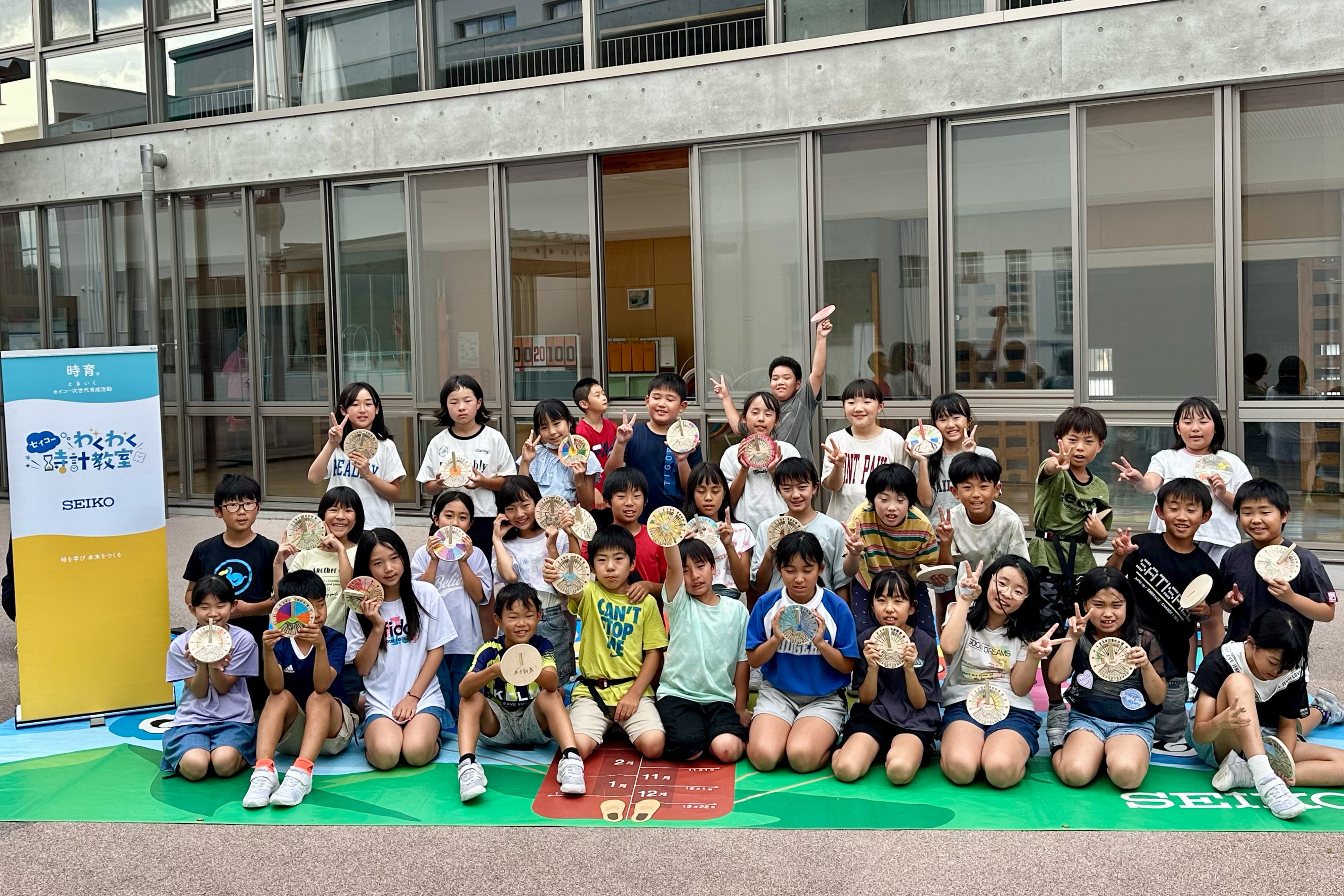 写真:日本 - 佐久穂町立佐久穂小学校でのわくわく時計教室の様子