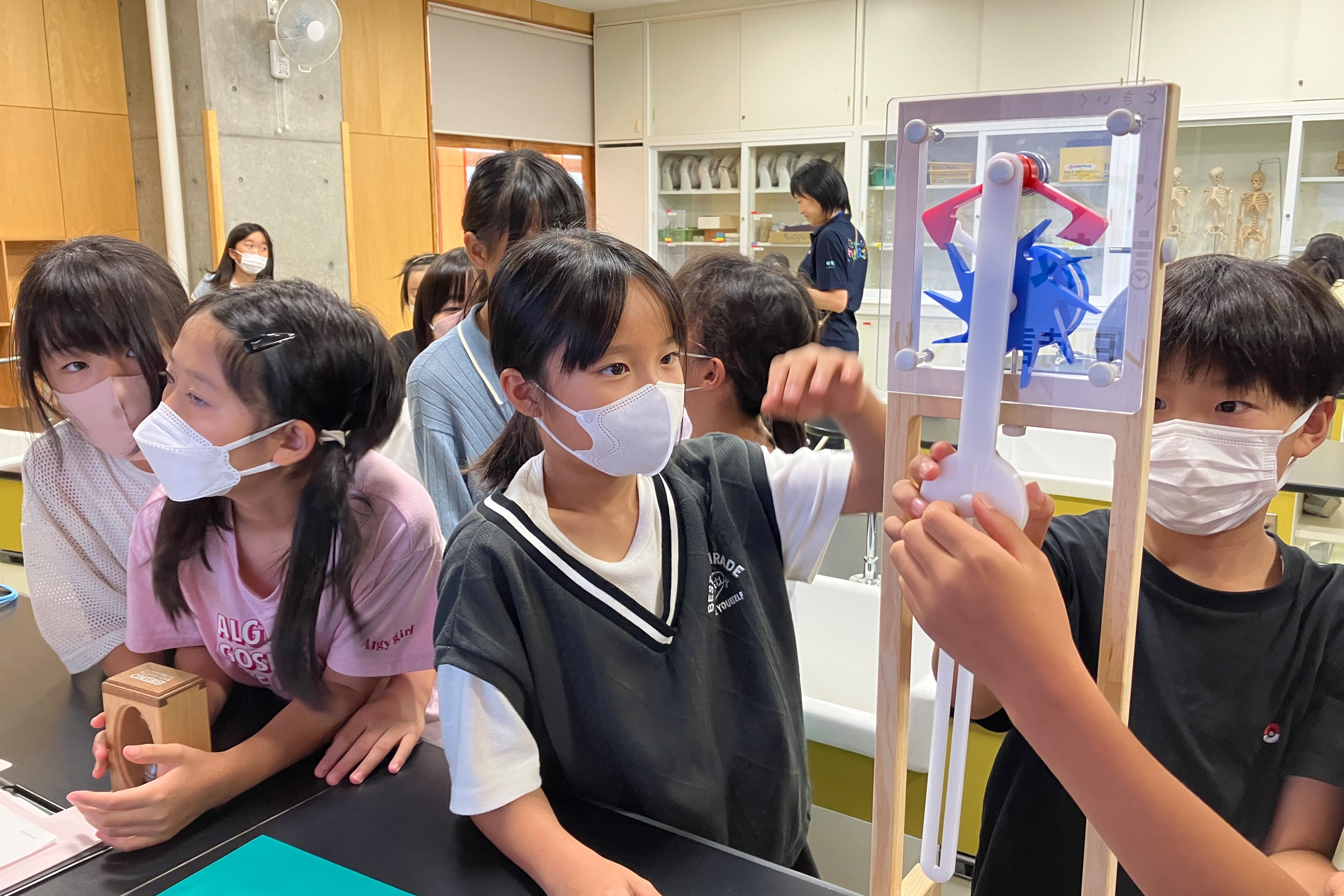 写真:日本 - 佐久穂町立佐久穂小学校でのわくわく時計教室の様子