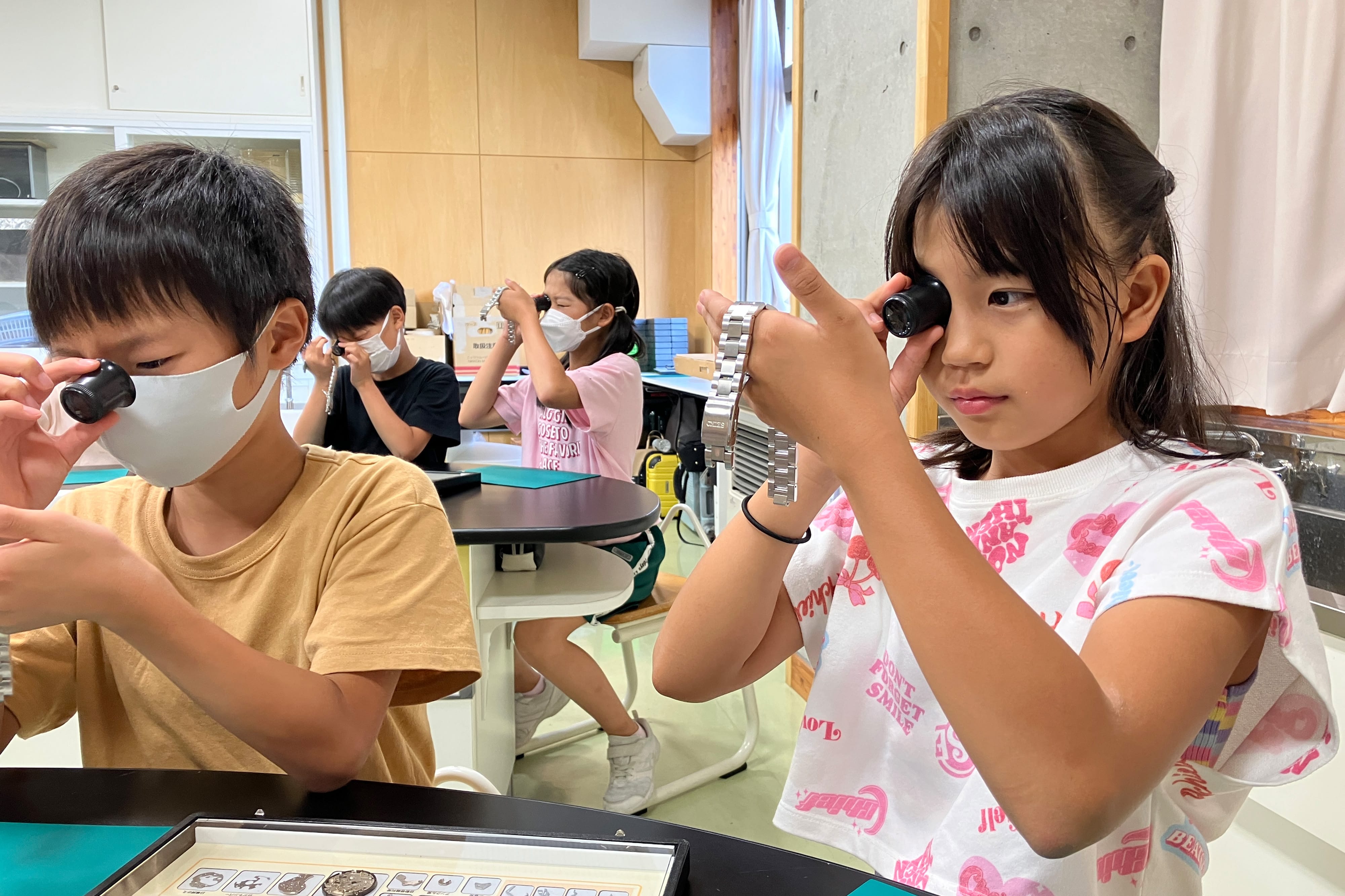 写真:日本 - 佐久穂町立佐久穂小学校でのわくわく時計教室の様子