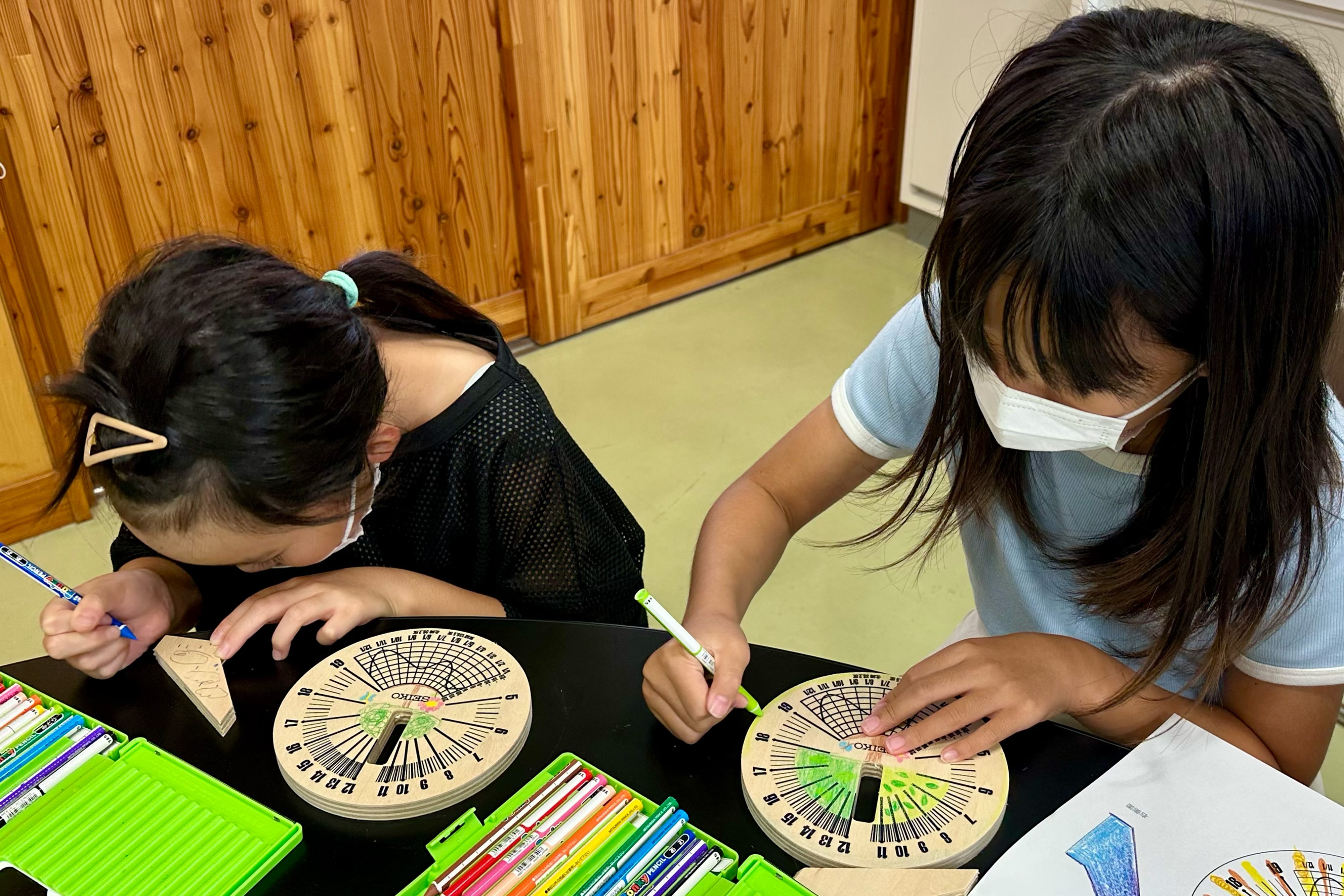 写真:日本 - 佐久穂町立佐久穂小学校でのわくわく時計教室の様子