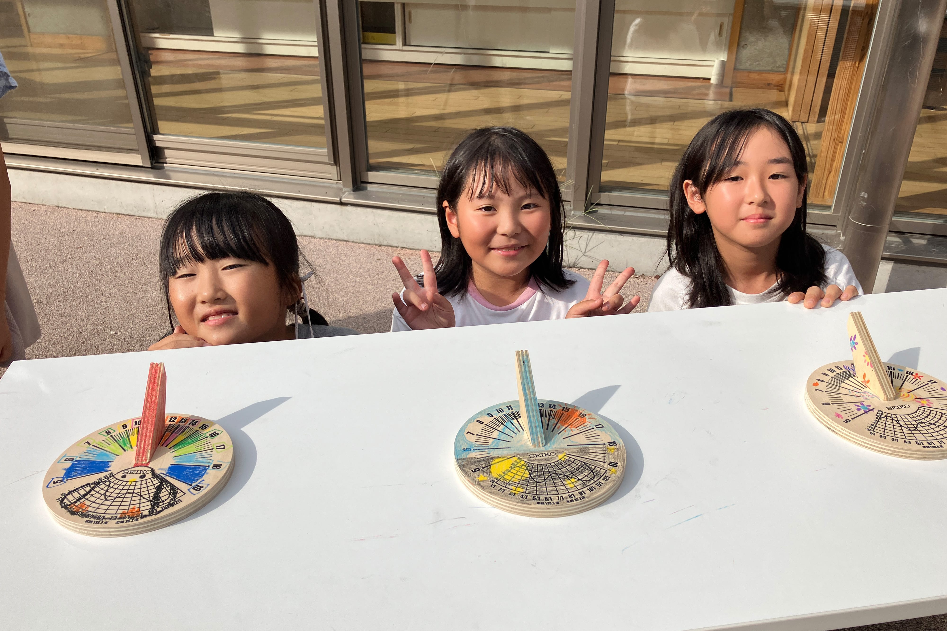 写真:日本 - 佐久穂町立佐久穂小学校でのわくわく時計教室の様子