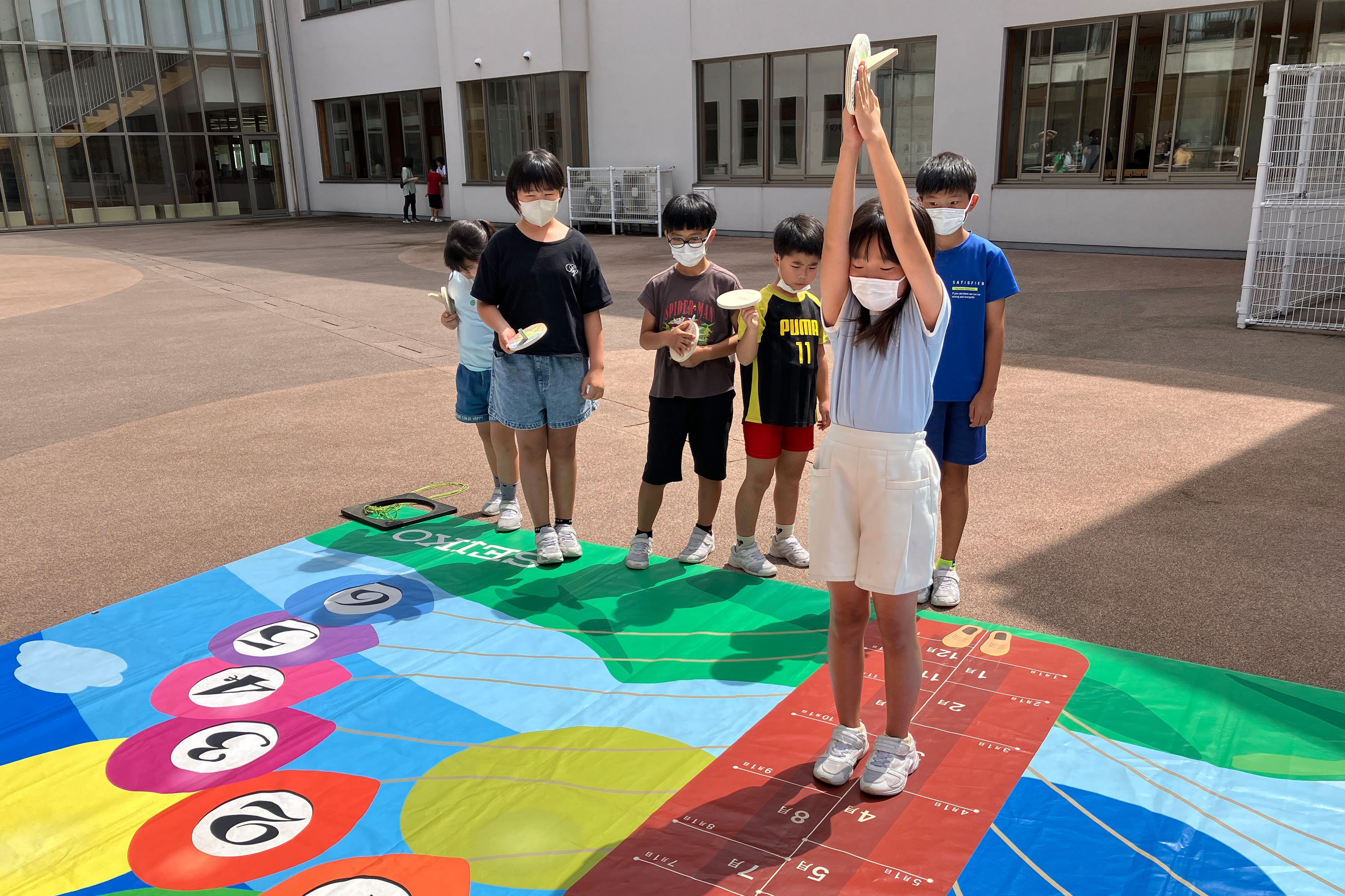 写真:日本 - 佐久穂町立佐久穂小学校でのわくわく時計教室の様子