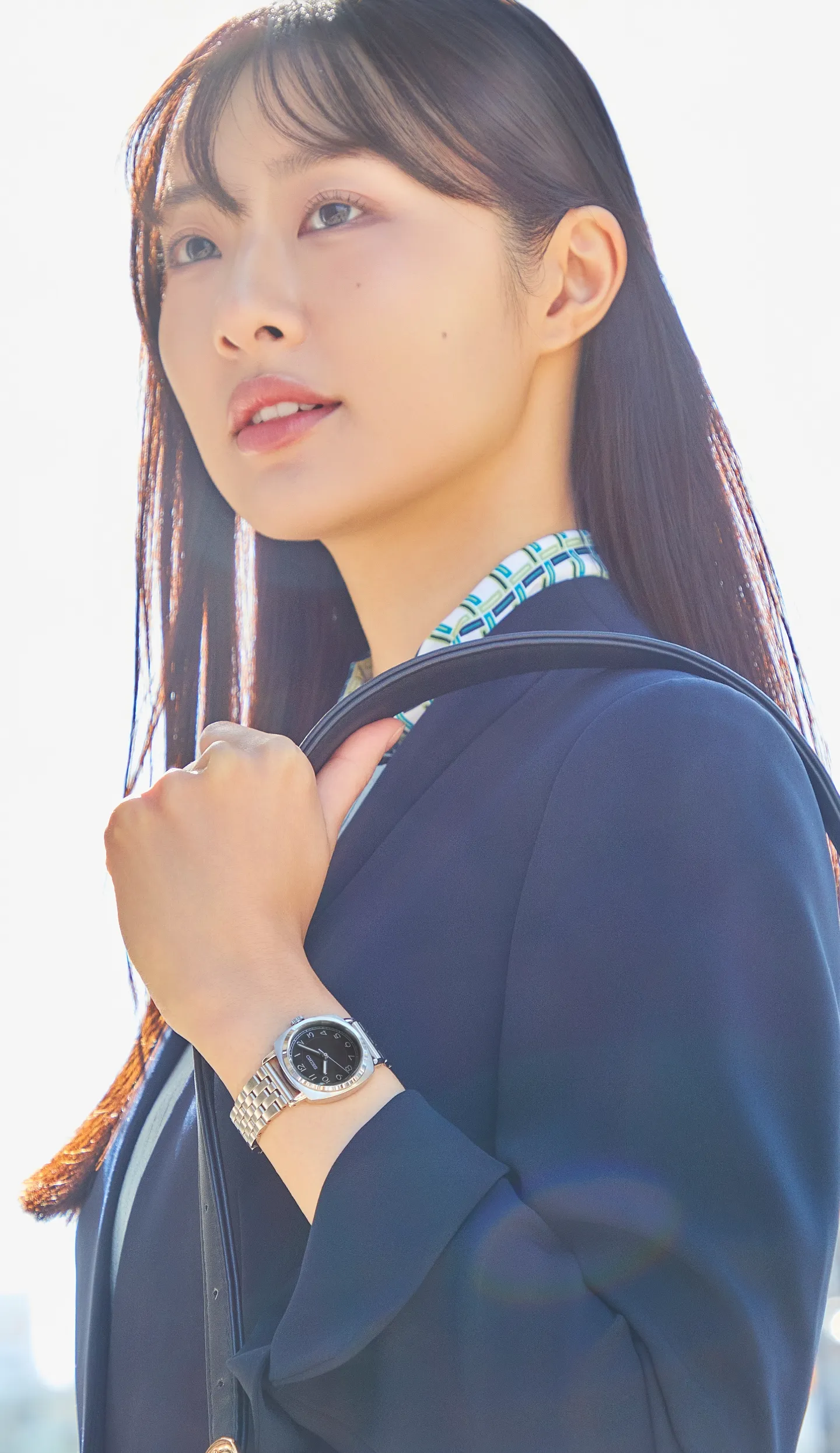 腕時計をした女性