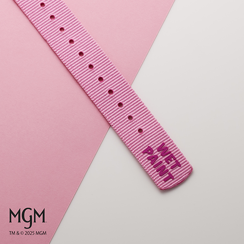 Detalhe da ponta da bracelete em nylon do relógio Seiko 5 Sports Pink Panther SRPM07K1 a dizer "wet paint".