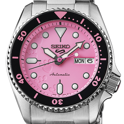 Detalhe do mostrador cor-de-rosa do relógio Seiko 5 Sports Edição Limitada Pink Panther SRPM07K1.