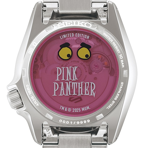 Detalhe da tampa translúcida do relógio de edição limitada Seiko 5 Sports Pink Panther SRPM07K1.