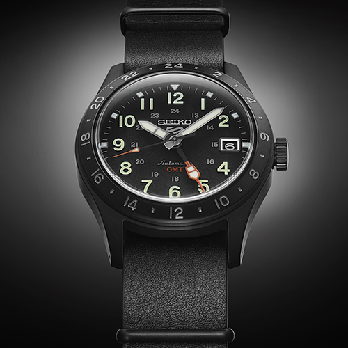 Detalhe do mostrador do Seiko 5 Sports Field com GMT na versão preta com bracelete em pele (SSK025).