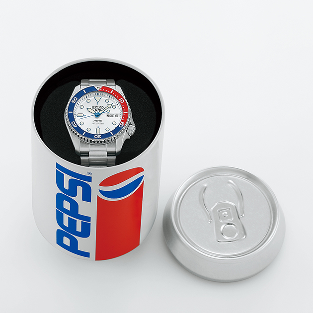 Estojo do relógio automático Seiko 5 Sports x Pepsi SRPL99 em forma de lata.