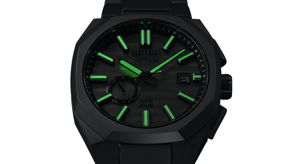 Mostrador do novo Seiko Astron GPS Solar 3X62 com Lumibrite nos ponteiros e nos índices.