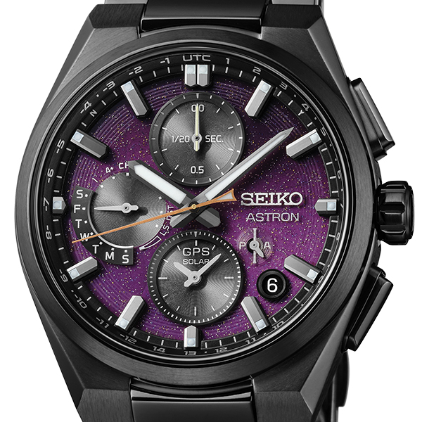 Mostrador do Seiko Astron GPS Solar SSH171J1: um gradiente púrpura cintilante com círculos concêntricos que replicam o rasto das estrelas.