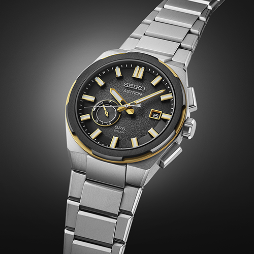 Relógio Seiko Astron GPS Solar SSJ026J1: detalhes da bracelete e da nova construção do bisel em duas camadas.