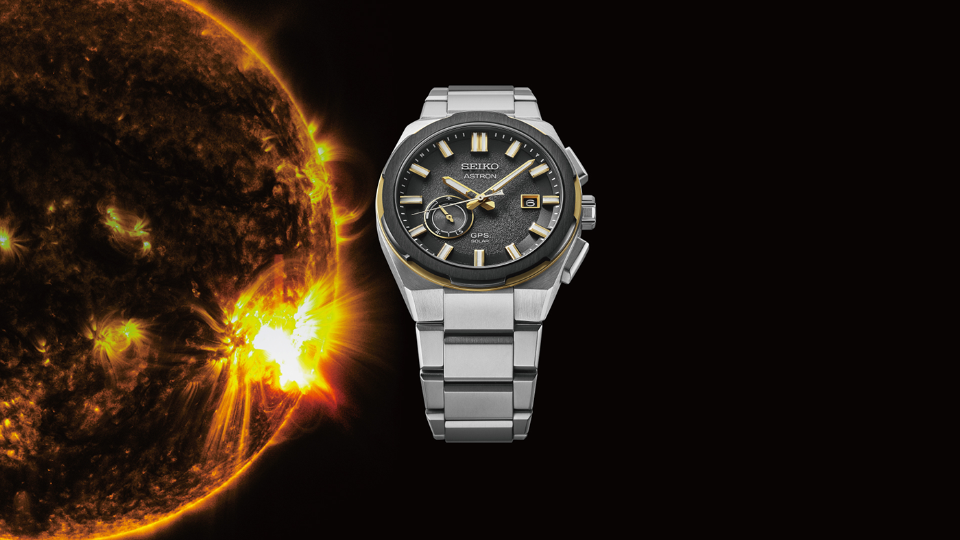 Mostrador cinza-escuro com detalhes dourados como o Sol, no Seiko Astron GPS Solar SSJ026J1.