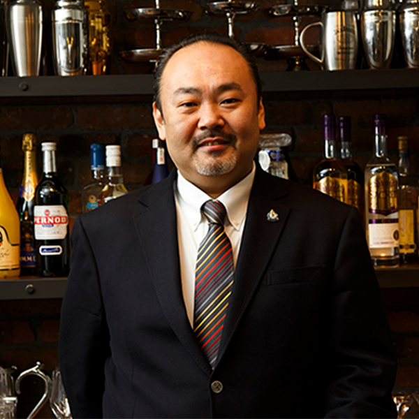 Hisashi Kishi, dono e bartender principal do STAR BAR, criador de cocktails que inspiram vários relógios Seiko Presage.