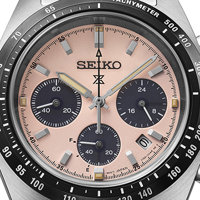 Detalhe do mostrador rosa-pálido do cronógrafo solar Seiko Prospex Speedtimer SSC963P1.