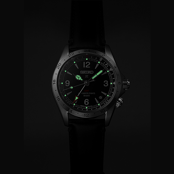 No relógio automático Seiko Prospex Alpinist , a legibilidade do mostrador é aumentada pela tinta luminescente Lumibrite nos ponteiros e índices.