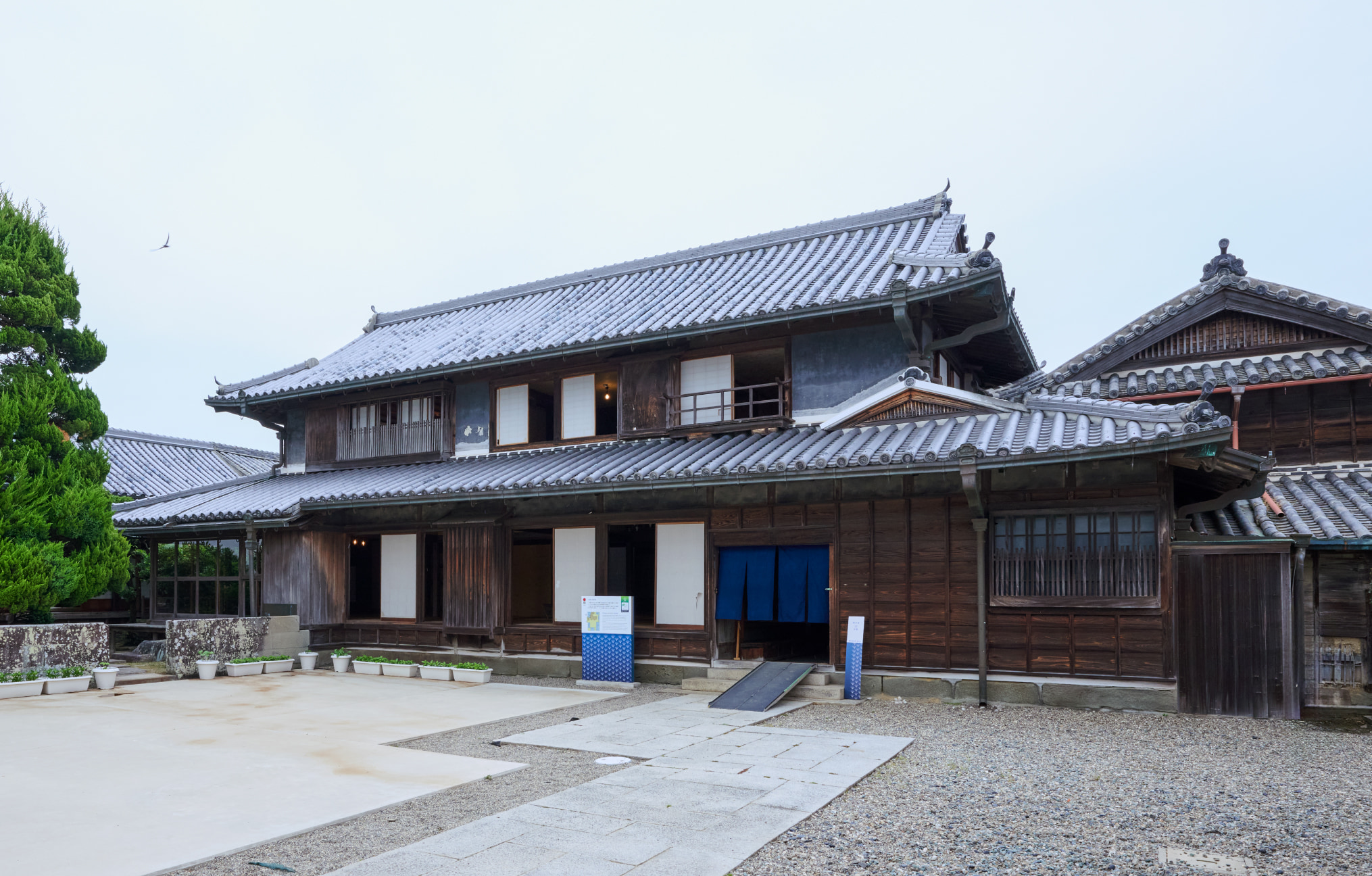 Foto do Sr. Takeo Okumura. O museu apresenta a história do índico através de estruturas preservadas do período Edo