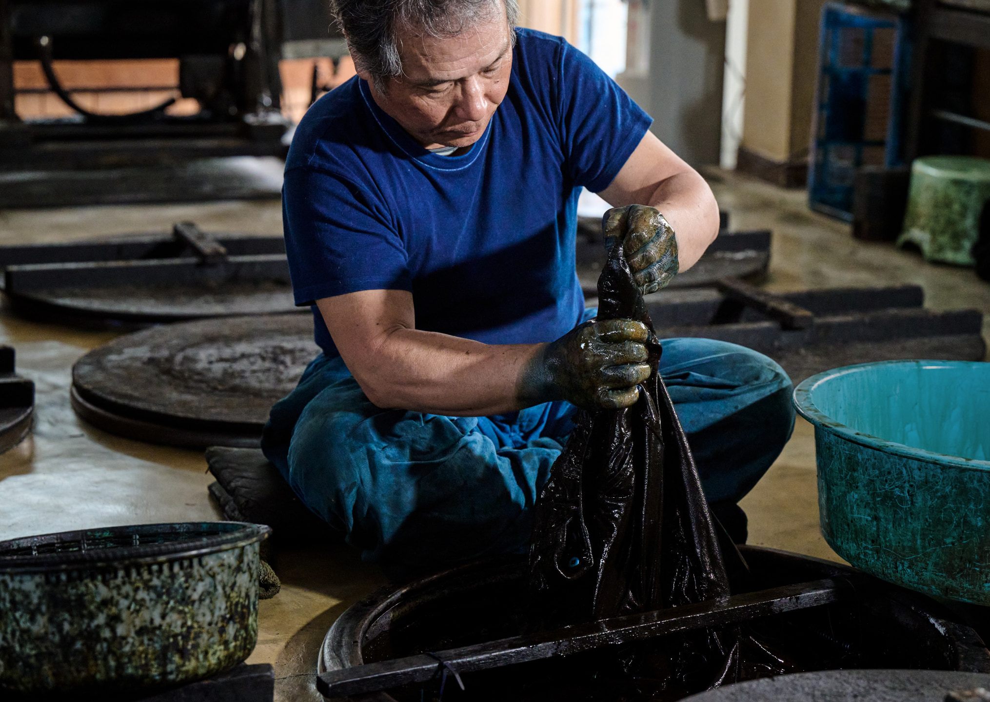 布料浸入藍染液